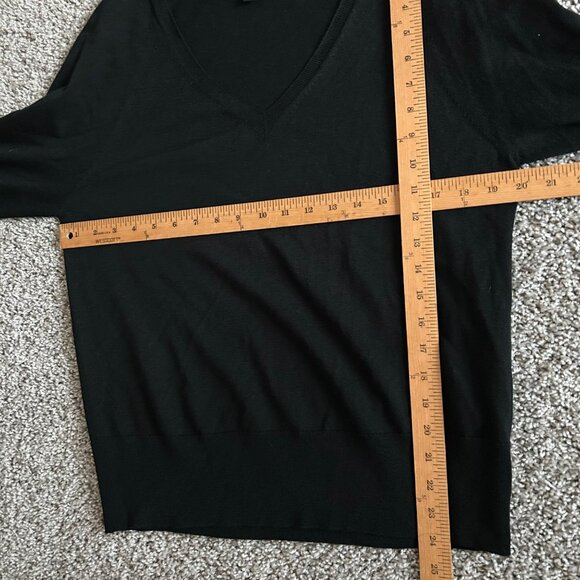 Banana Republic Womens Sz L Black V-Neck Sweater 100% Merino Wool Pullover - Picture 8 of 9